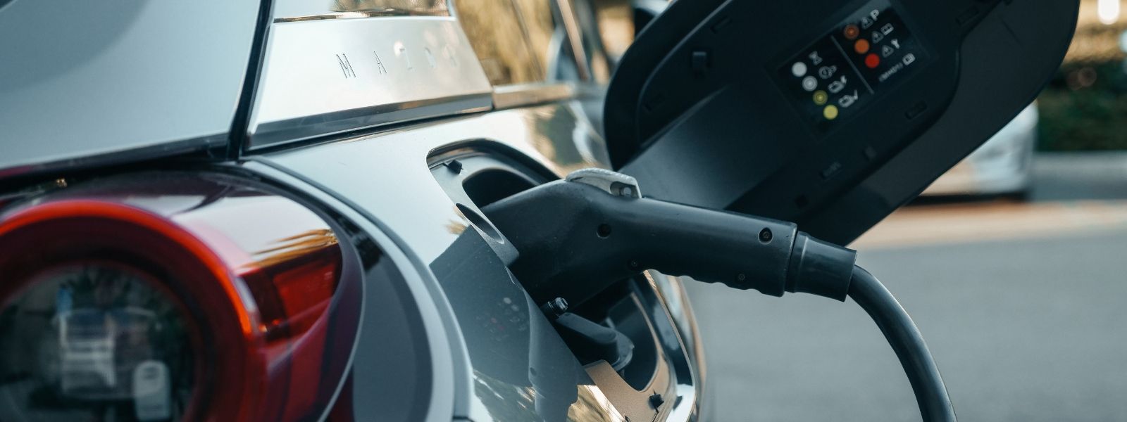 Stanou se elektroautomobily běžnou součástí domácností i v Česku? 