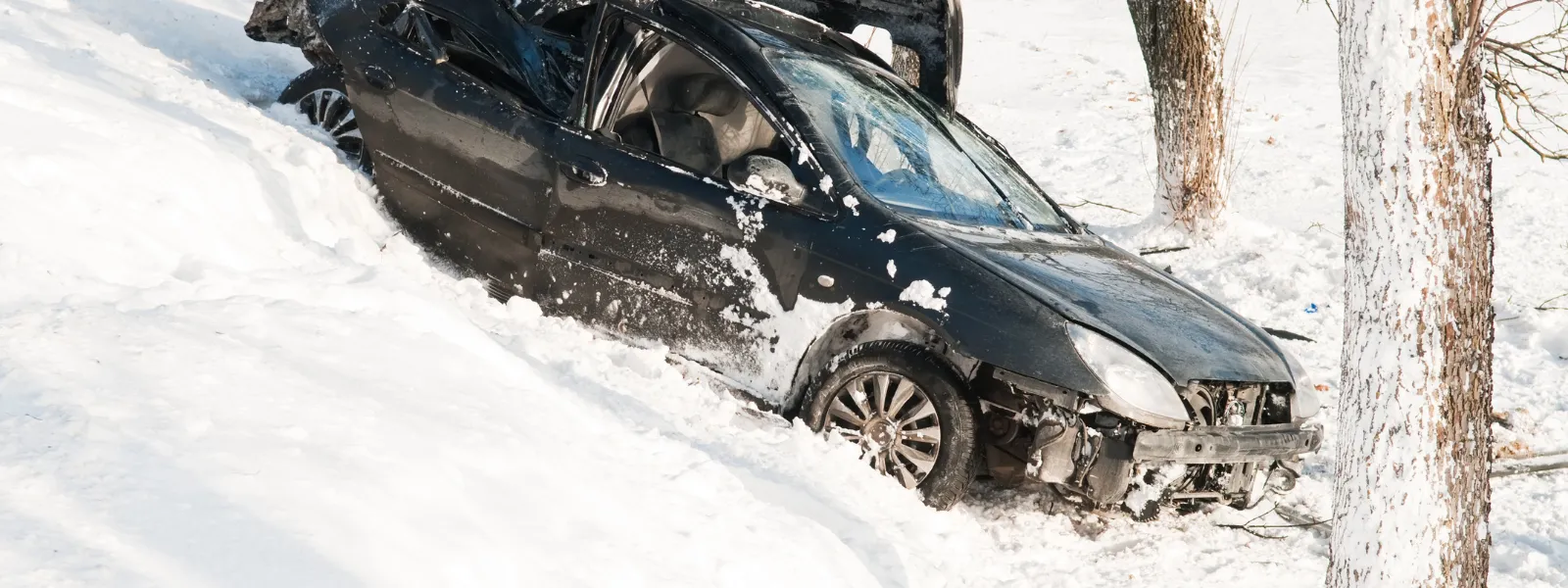 vybourané auto v zimě