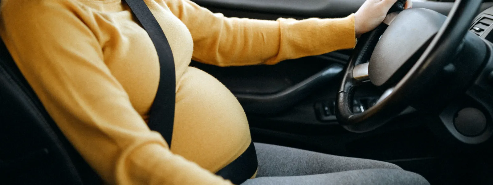 těhotná žena za volantem