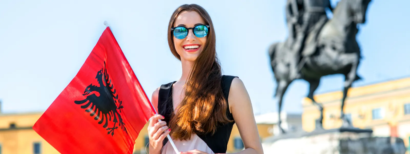 žena držící vlajku Albánie
