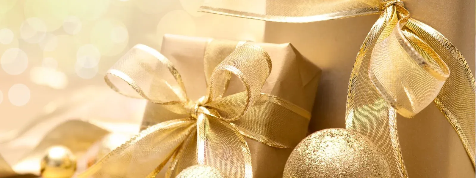 vánoční dárky ve zlatém papíru