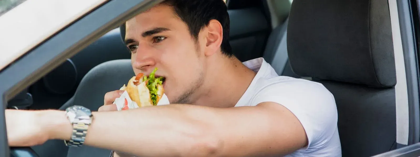 jíst hamburger za volantem je nebezpečné