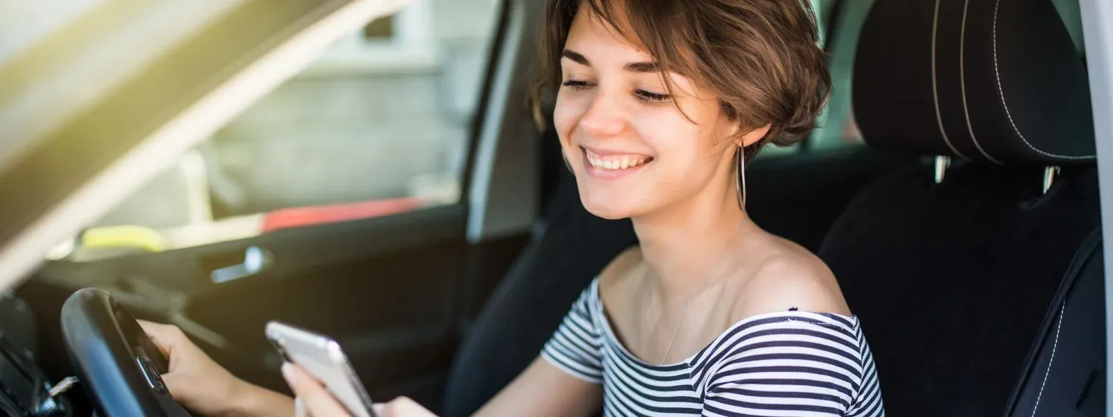 mobil za volantem držet ne dotýkat ano