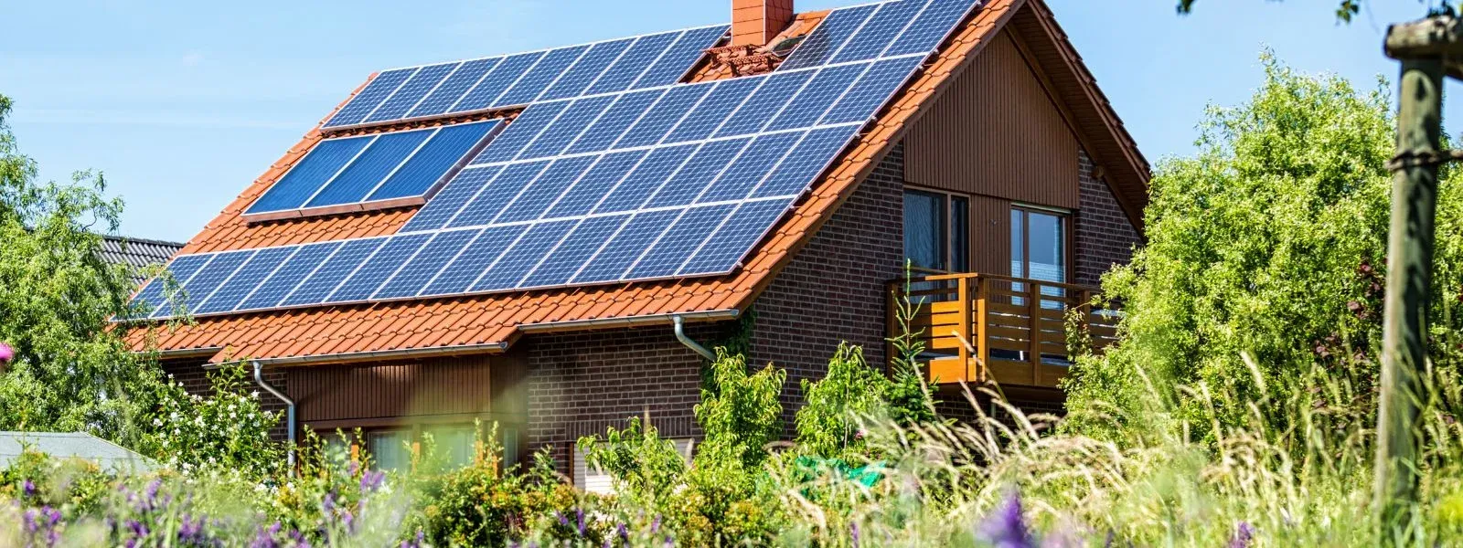 solární panely na chatě