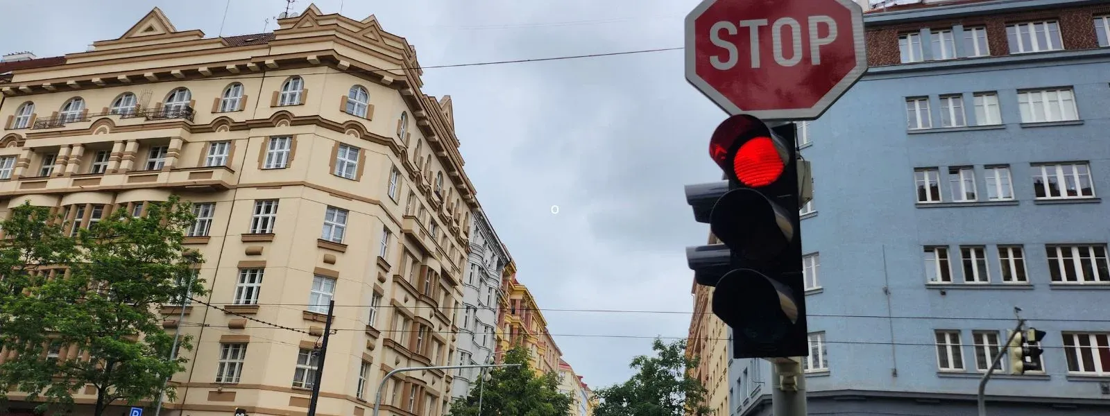 Kdo ovládá semafor? Kdy je povolena jízda na červenou?